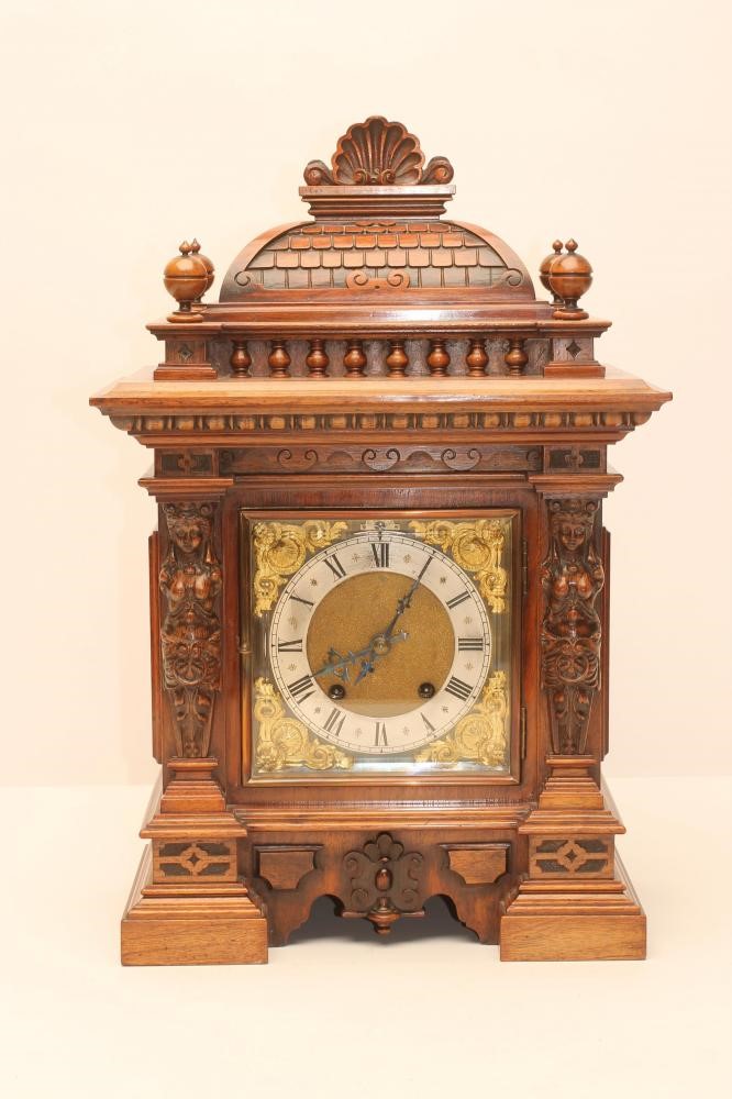 A GERMAN WALNUT CASED MANTEL CLOCK Image