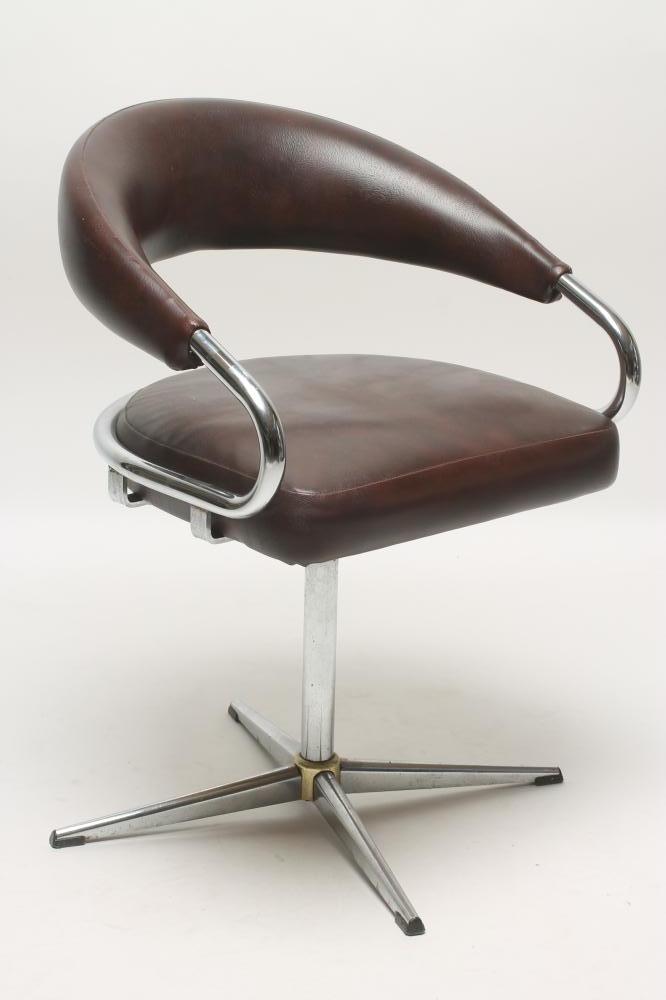 A CHROME FRAMED AND BROWN LEATHER SWIVEL CHAIR Image