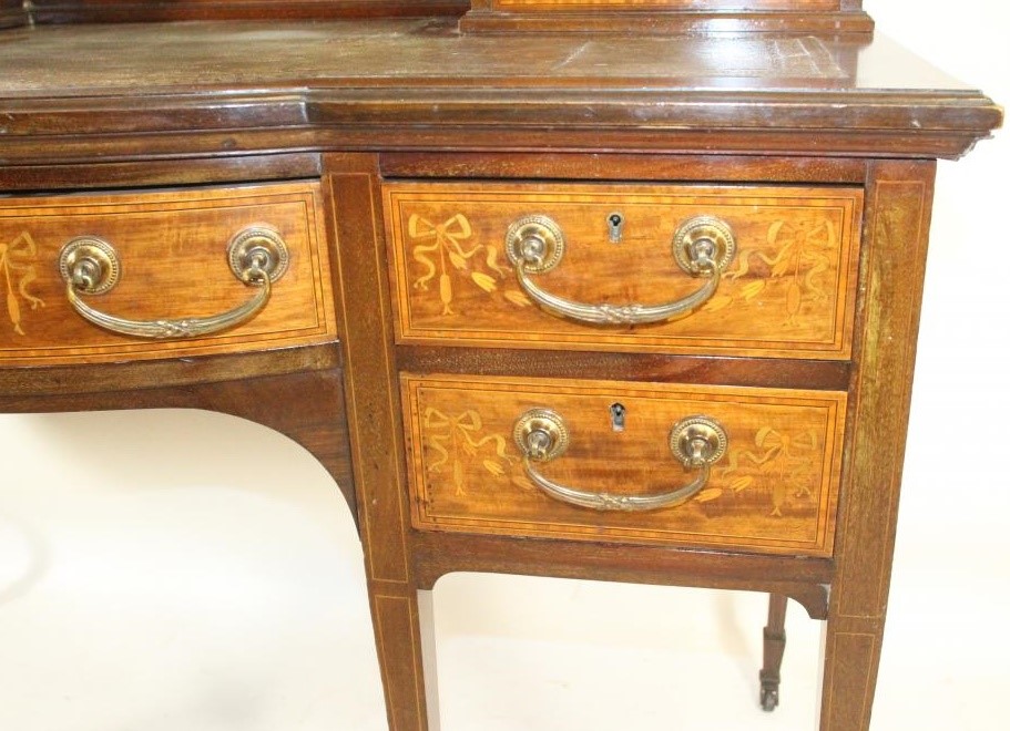 A LADY'S EDWARDIAN MAHOGANY DESK Image