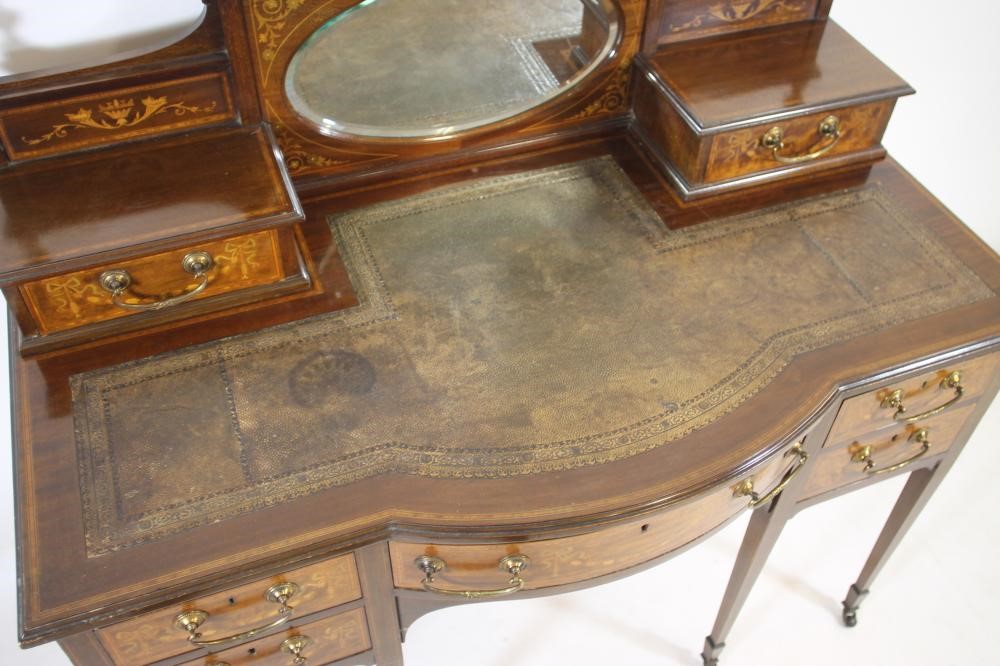 A LADY'S EDWARDIAN MAHOGANY DESK Image