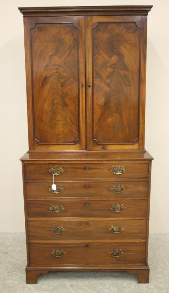 A GEORGIAN MAHOGANY SECRETAIRE CABINET Image