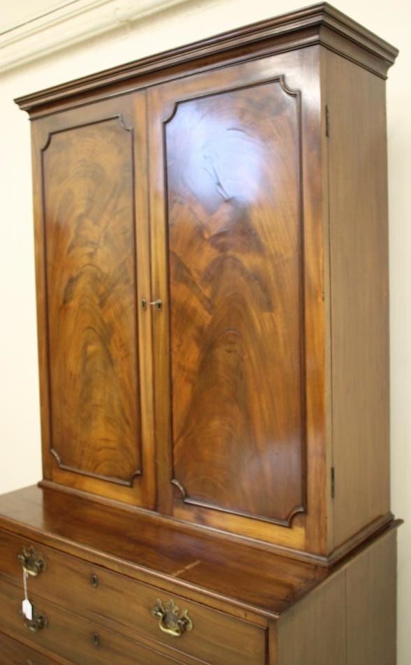 A GEORGIAN MAHOGANY SECRETAIRE CABINET Image