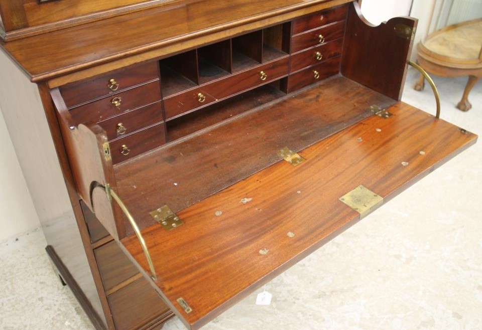 A GEORGIAN MAHOGANY SECRETAIRE CABINET Image