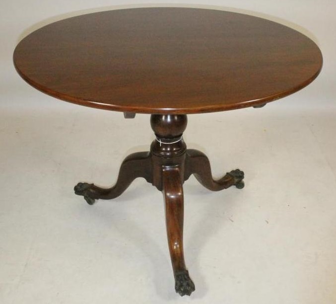 A GEORGIAN MAHOGANY TRIPOD TABLE Image