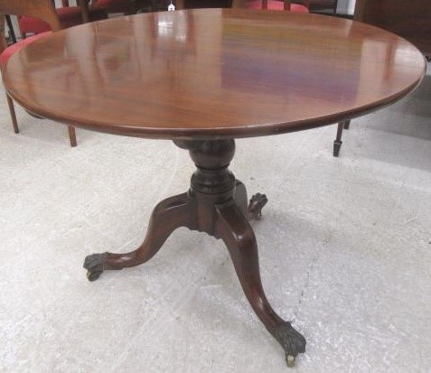 A GEORGIAN MAHOGANY TRIPOD TABLE Image