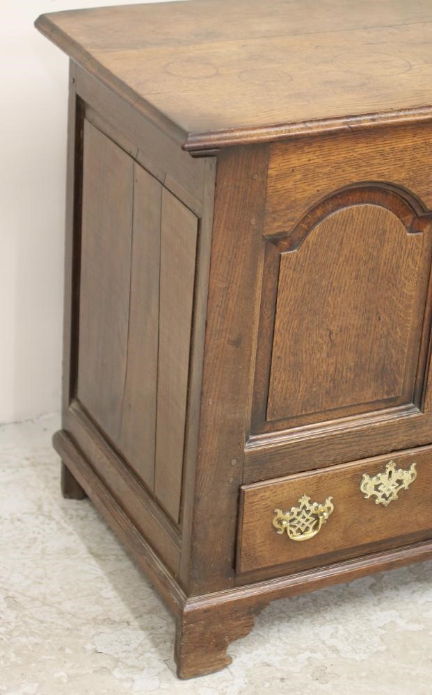A GEORGIAN OAK PANELLED CHEST Image