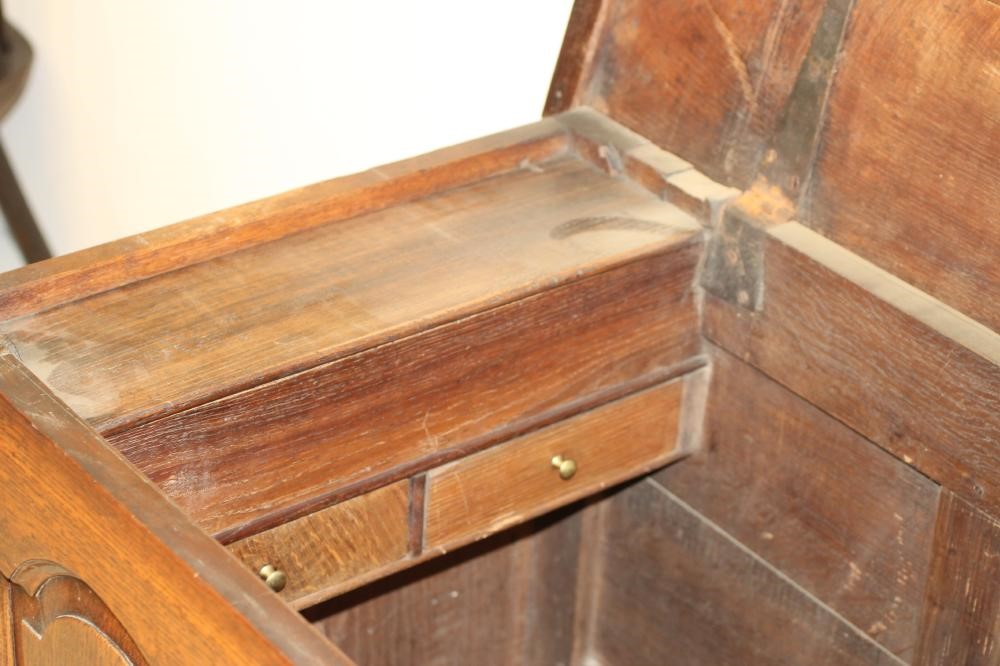 A GEORGIAN OAK PANELLED CHEST Image