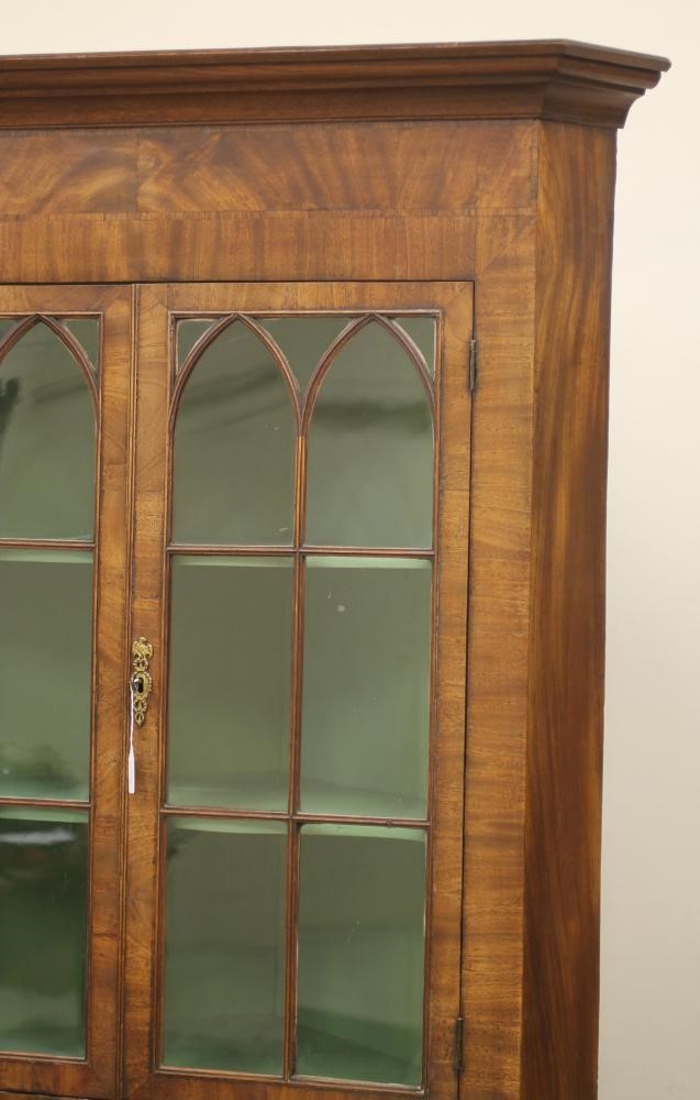 A GEORGIAN MAHOGANY STANDING CORNER CUPBOARD Image