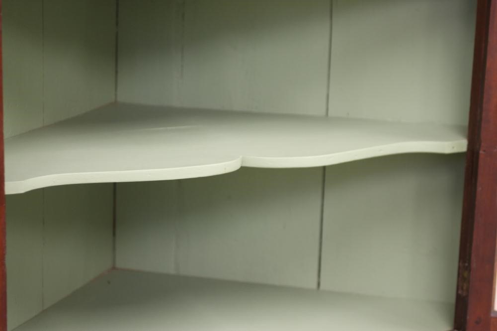 A GEORGIAN MAHOGANY STANDING CORNER CUPBOARD Image