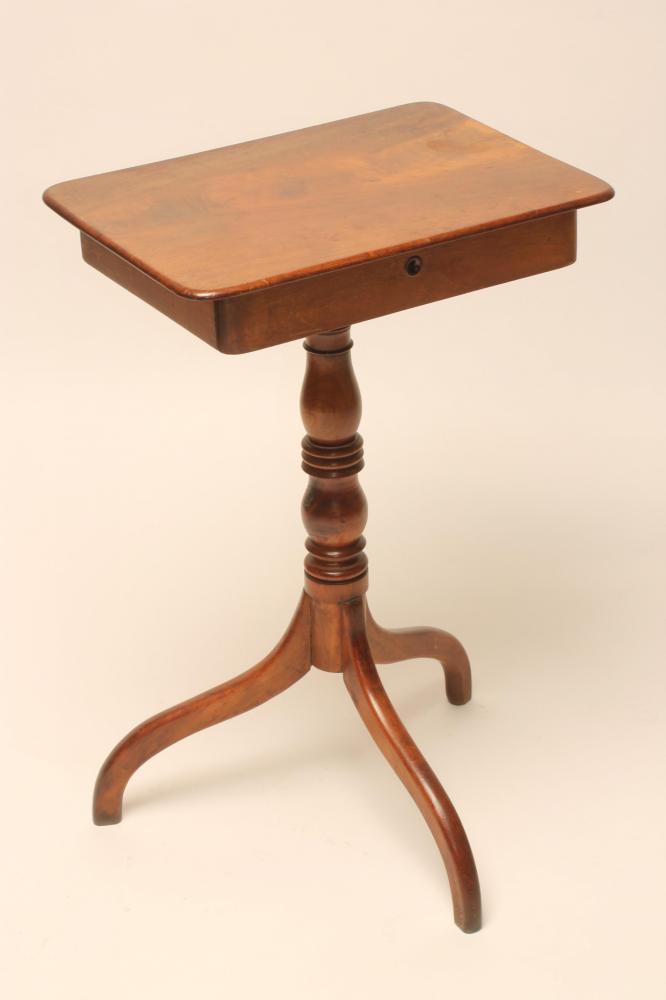 A GEORGIAN MAHOGANY OCCASIONAL TABLE Image
