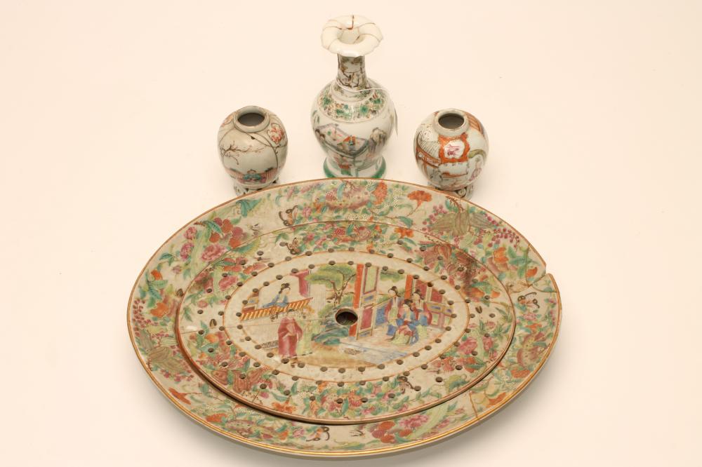 A CANTONESE PORCELAIN DISH AND DRAINER Image