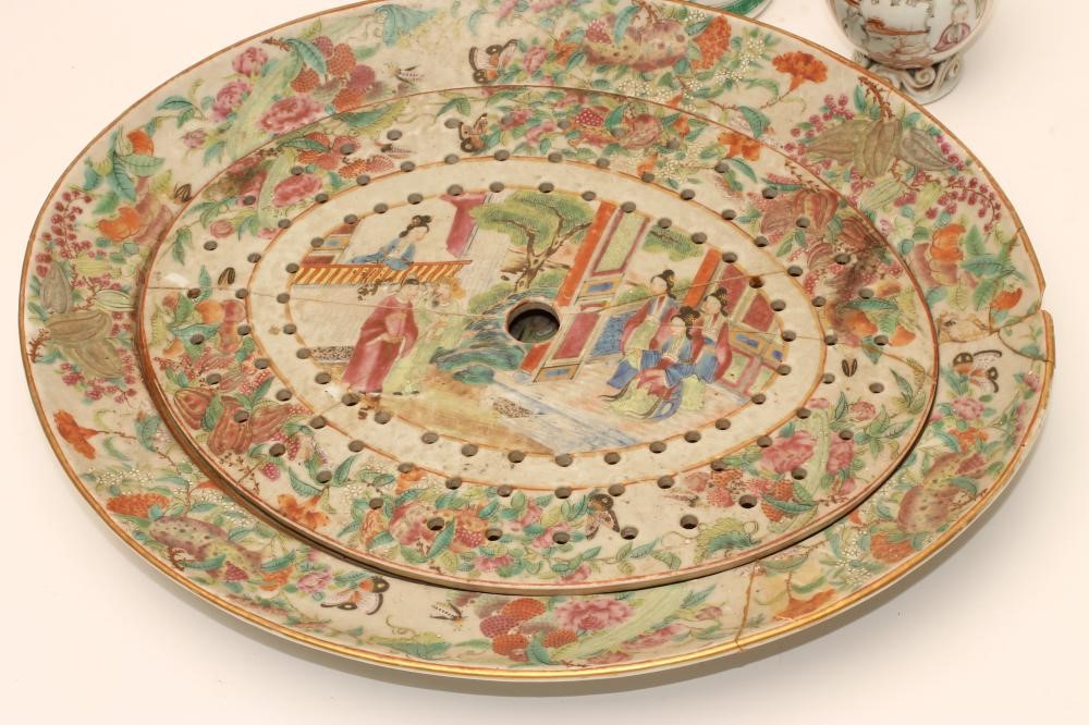 A CANTONESE PORCELAIN DISH AND DRAINER Image