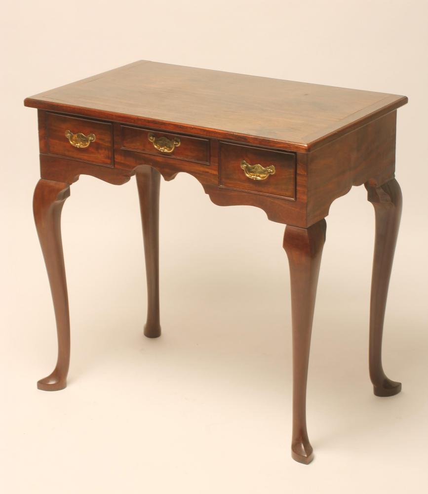 A GEORGIAN MAHOGANY DRESSING TABLE Image