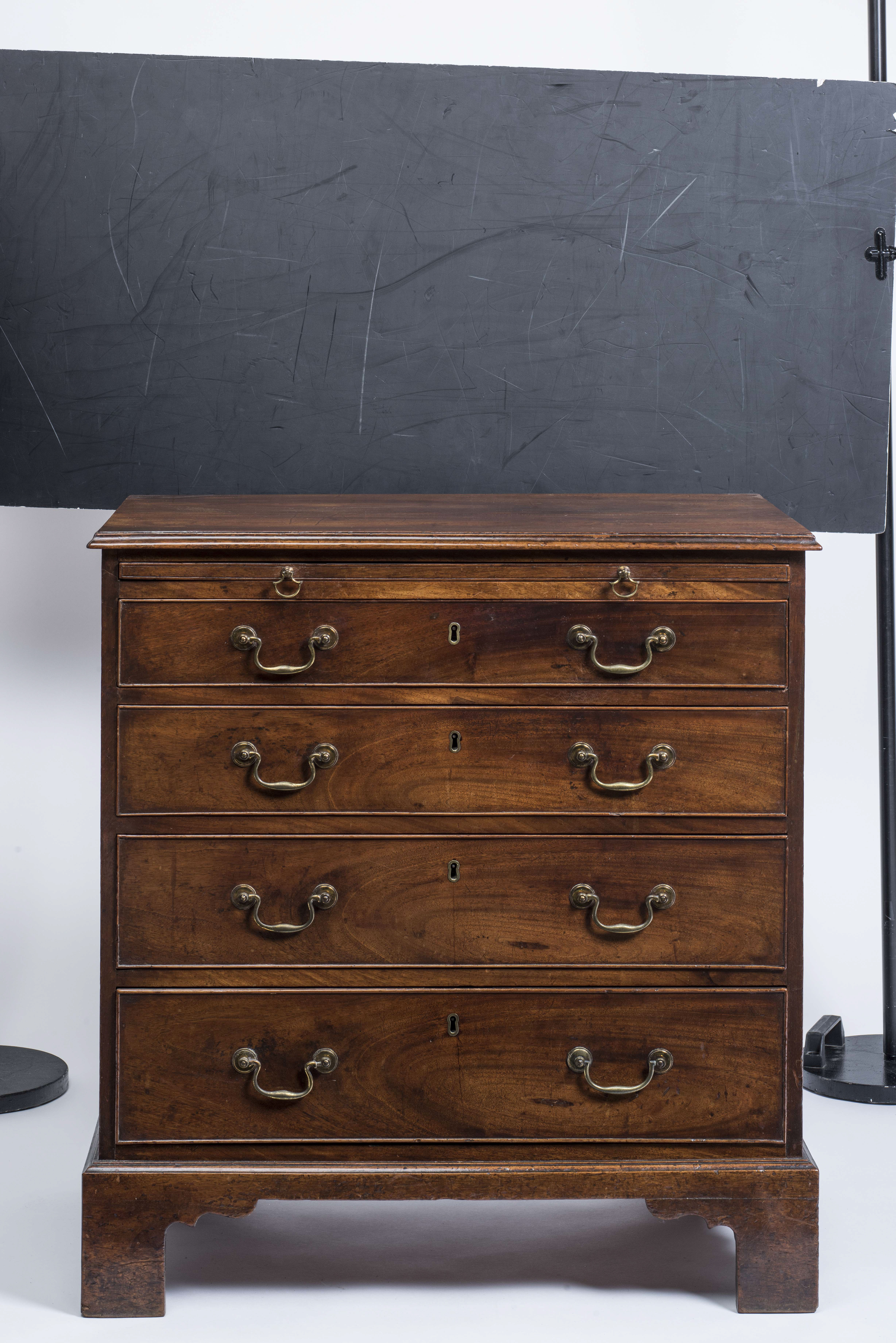A GEORGIAN FIGURED MAHOGANY SMALL CHEST Image