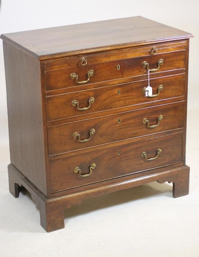 A GEORGIAN FIGURED MAHOGANY SMALL CHEST Image