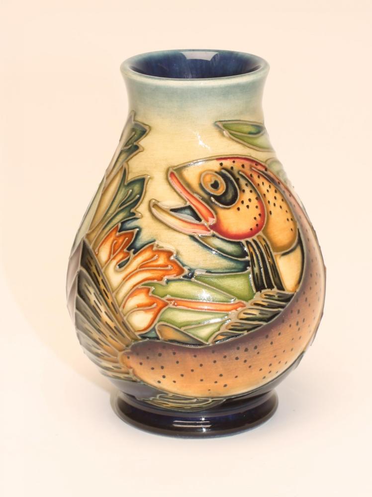 A MOORCROFT POTTERY SMALL VASE Image