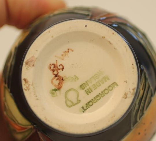 A MOORCROFT POTTERY SMALL VASE Image