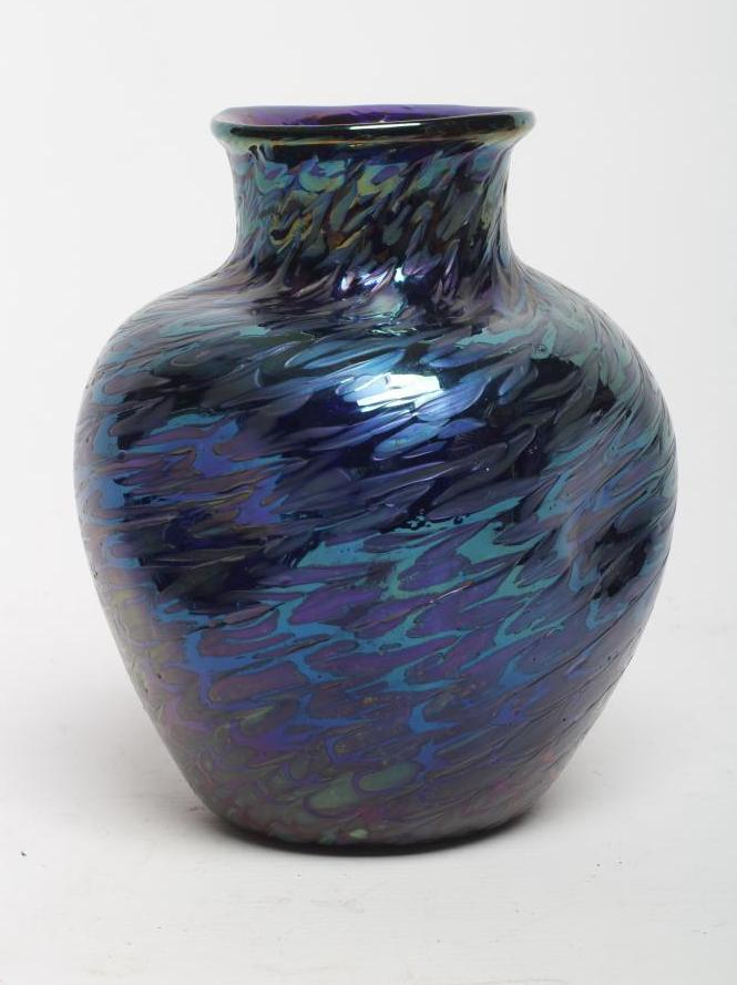 A KRALIK PEACOCK IRIDESCENT GLASS VASE Image