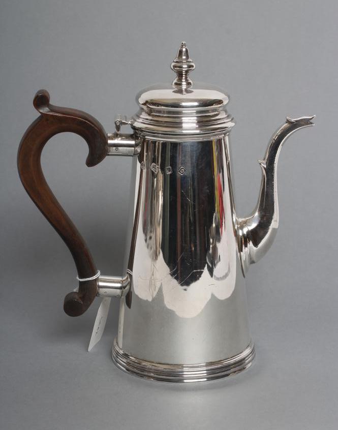 A QUEEN ANNE STYLE SILVER HOT WATER JUG Image