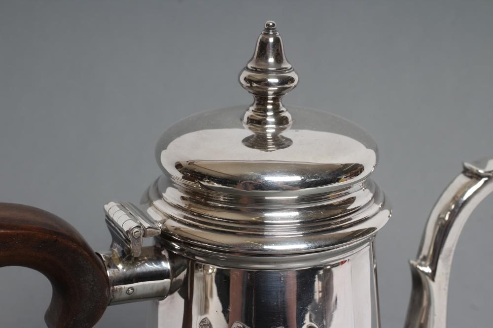 A QUEEN ANNE STYLE SILVER HOT WATER JUG Image