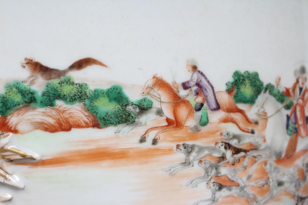 A CHINESE ARMORIAL PORCELAIN LARGE BARREL JUG Image