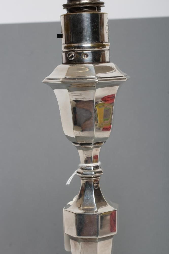 A SILVER ELECTRIC TABLE LAMP BASE Image