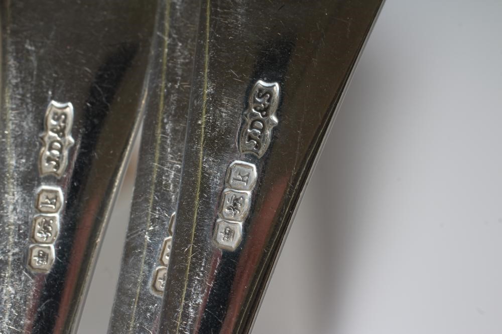 A SET OF TWELVE SILVER DESSERT SPOONS AND FORKS Image