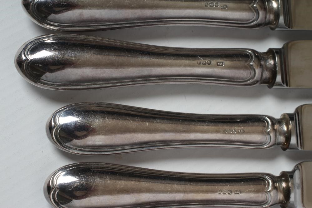 A SET OF SIX SILVER HANDLED TABLE AND DESSERT KNIVES Image