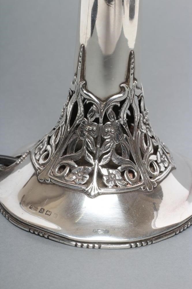 A SILVER ELECTRIC TABLE LAMP BASE Image