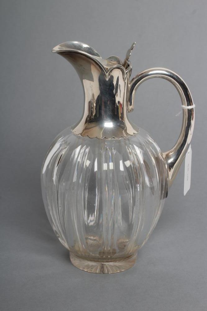 AN EDWARDIAN SILVER MOUNTED CLEAR GLASS CLARET JUG Image
