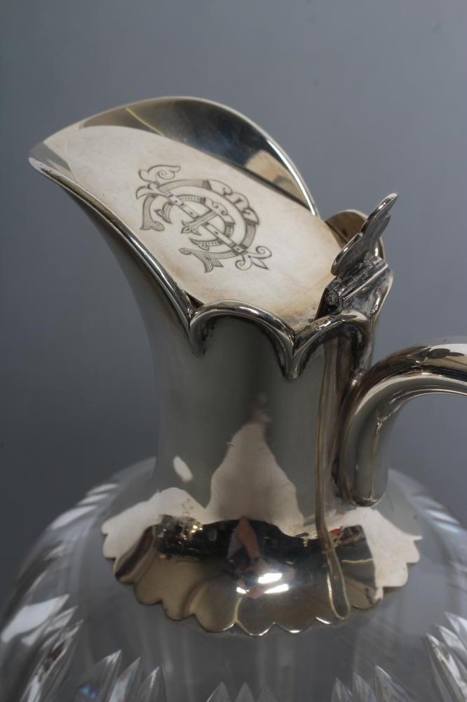 AN EDWARDIAN SILVER MOUNTED CLEAR GLASS CLARET JUG Image
