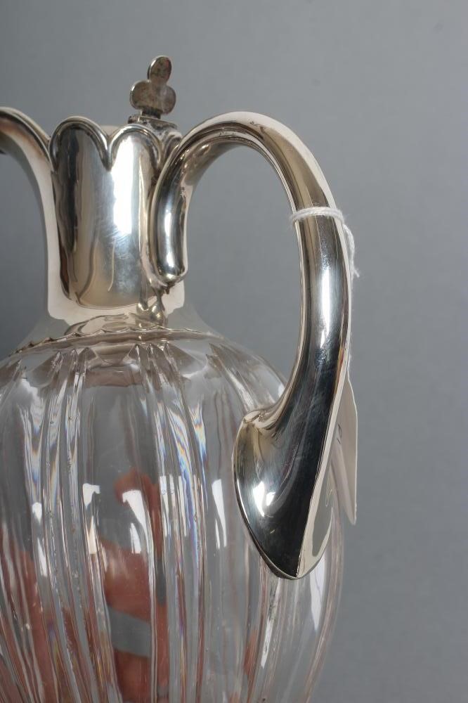 AN EDWARDIAN SILVER MOUNTED CLEAR GLASS CLARET JUG Image