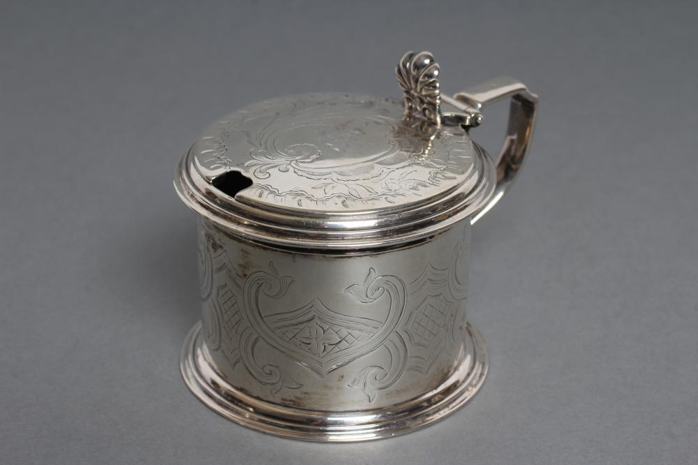 AN EARLY VICTORIAN SILVER DRUM MUSTARD Image