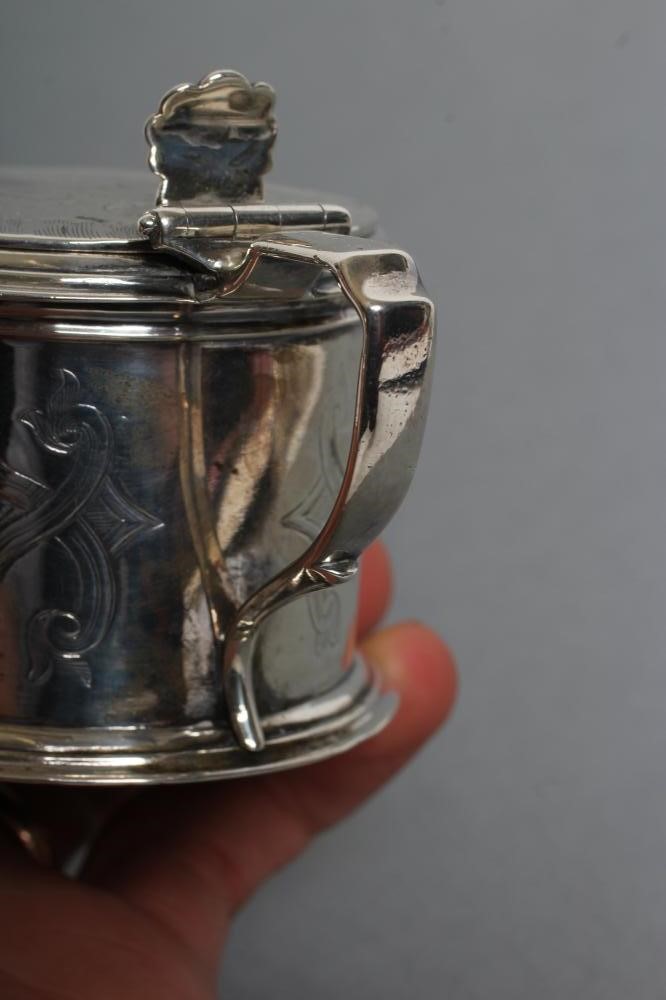 AN EARLY VICTORIAN SILVER DRUM MUSTARD Image