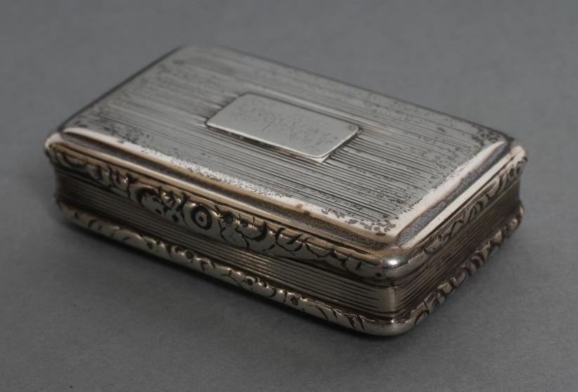 A GEORGE III SILVER SNUFF BOX Image