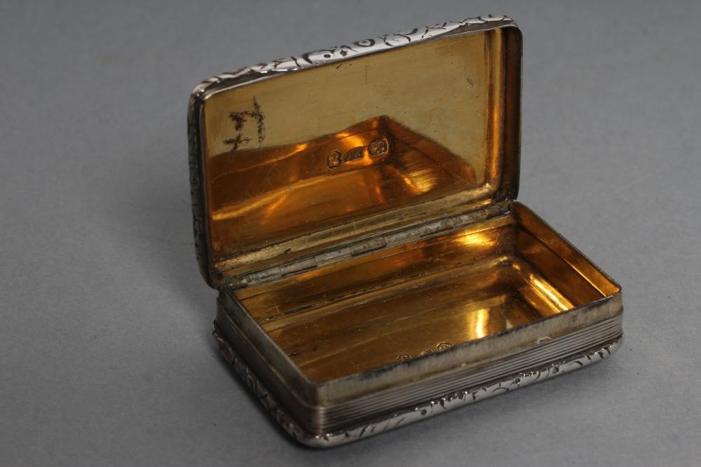 A GEORGE III SILVER SNUFF BOX Image