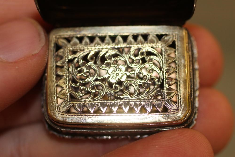 AN EARLY VICTORIAN SILVER VINAIGRETTE Image