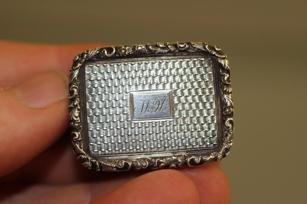 AN EARLY VICTORIAN SILVER VINAIGRETTE Image