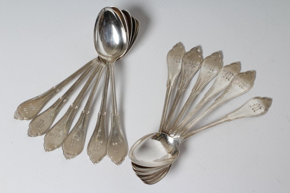 A SET OF TWELVE AMERICAN SILVER TEASPOONS Image