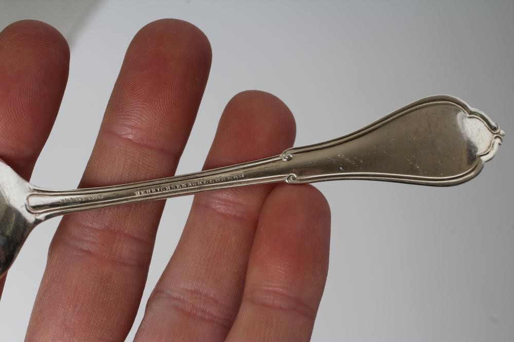 A SET OF TWELVE AMERICAN SILVER TEASPOONS Image