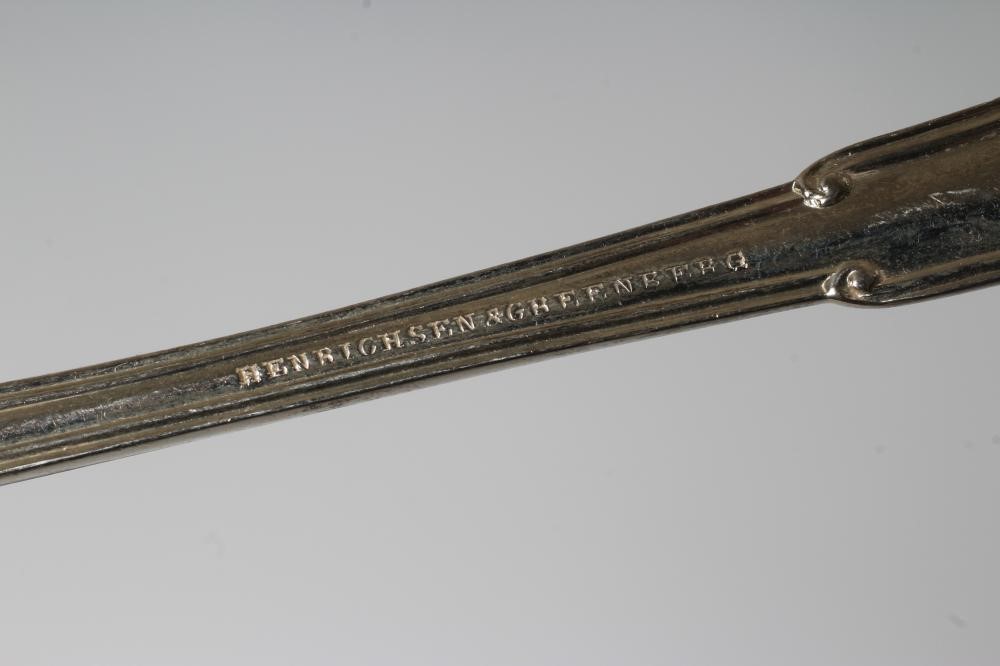 A SET OF TWELVE AMERICAN SILVER TEASPOONS Image