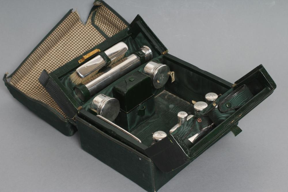 A LADY'S EDWARDIAN TRAVELLING CASE Image