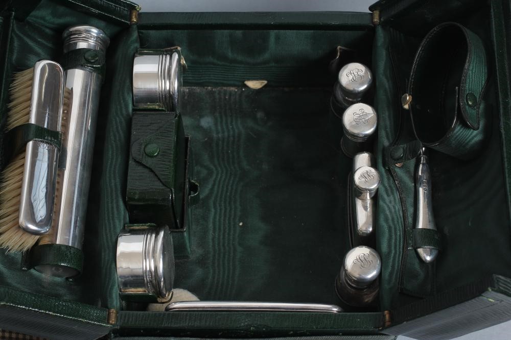 A LADY'S EDWARDIAN TRAVELLING CASE Image