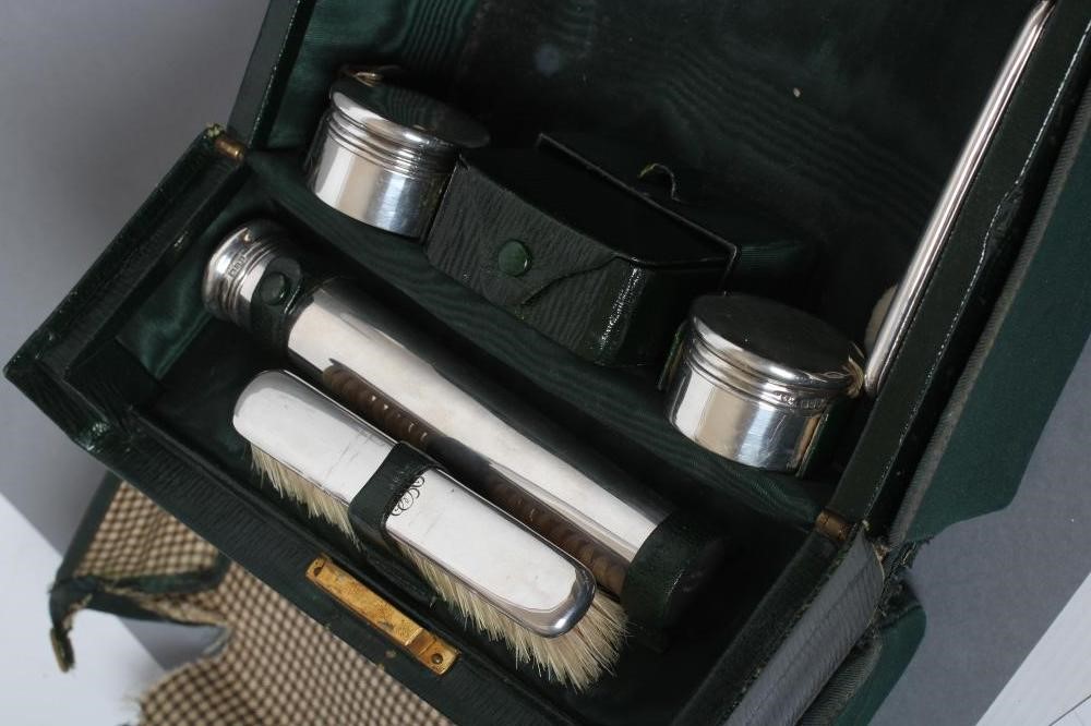 A LADY'S EDWARDIAN TRAVELLING CASE Image