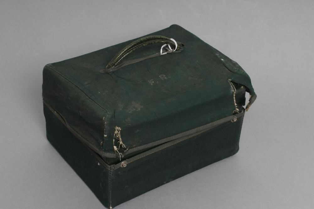 A LADY'S EDWARDIAN TRAVELLING CASE Image