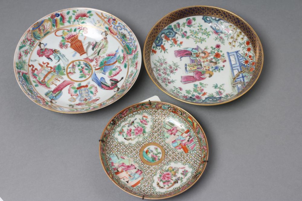 A CHINESE PORCELAIN FAMILLE ROSE SAUCER painted with three figures in a garden within a blue and Image