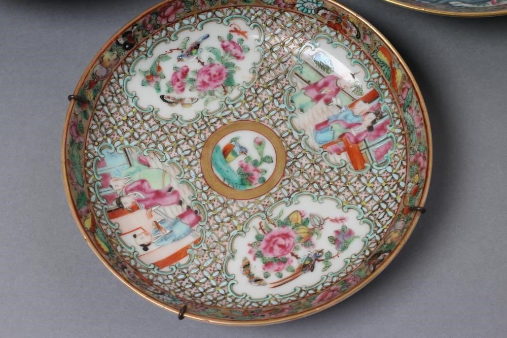 A CHINESE PORCELAIN FAMILLE ROSE SAUCER painted with three figures in a garden within a blue and Image