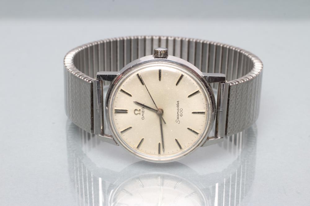 A GENTLEMAN'S OMEGA SEAMASTER 800 WRISTWATCH Image