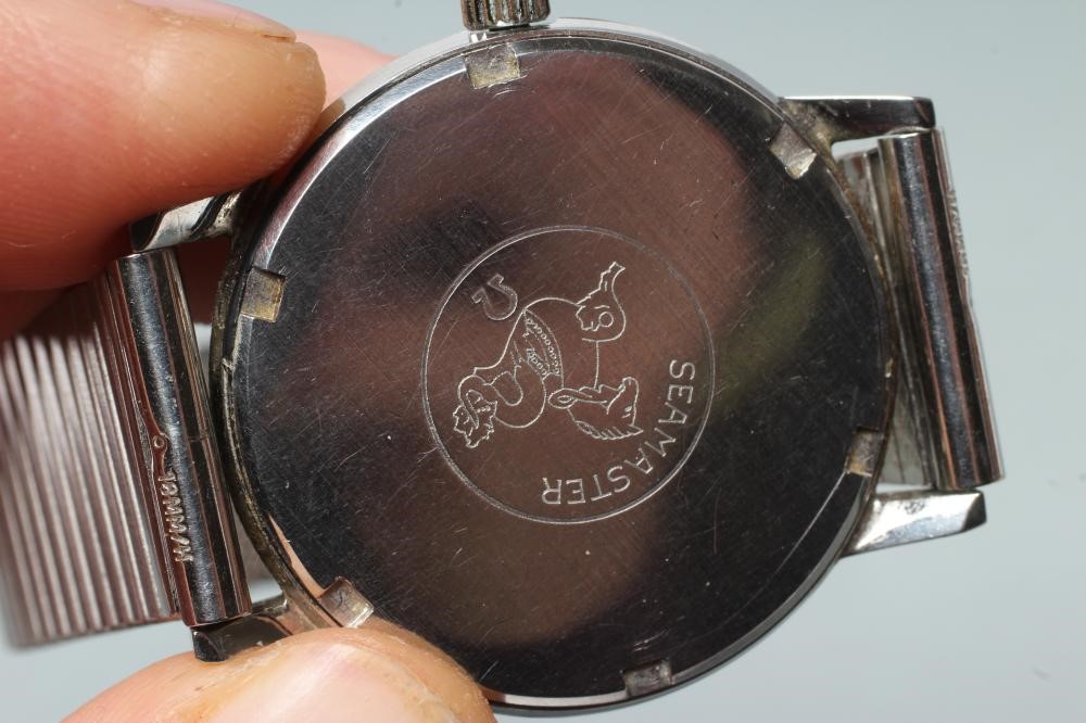 A GENTLEMAN'S OMEGA SEAMASTER 800 WRISTWATCH Image