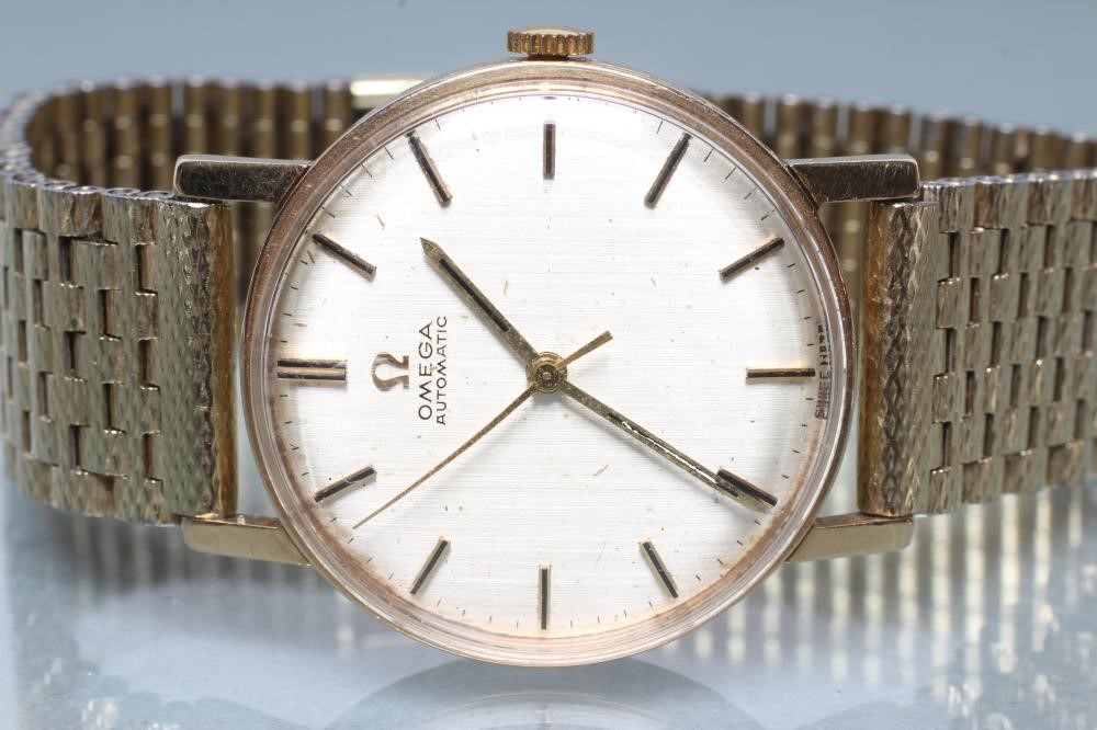 A GENTLEMAN'S 9CT GOLD OMEGA AUTOMATIC WRISTWATCH Image